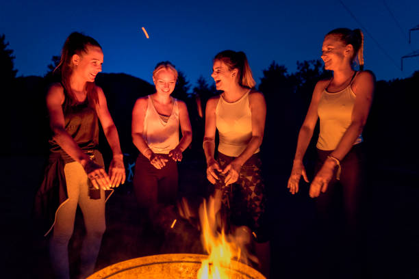 mit Freunden am Feuer